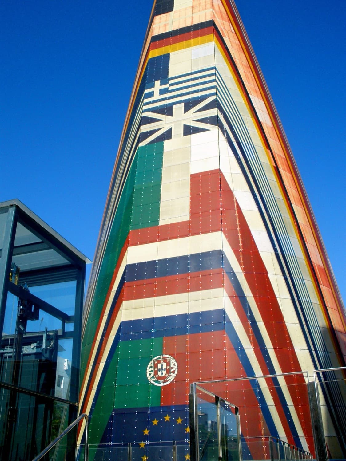 Torre de Europa con banderas de la UE, Isla de la Cartuja, Sevilla